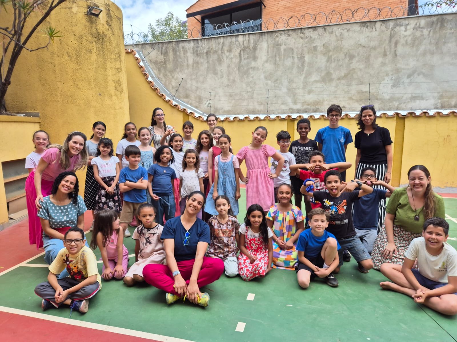 Foto de grupo de crianças em atividade