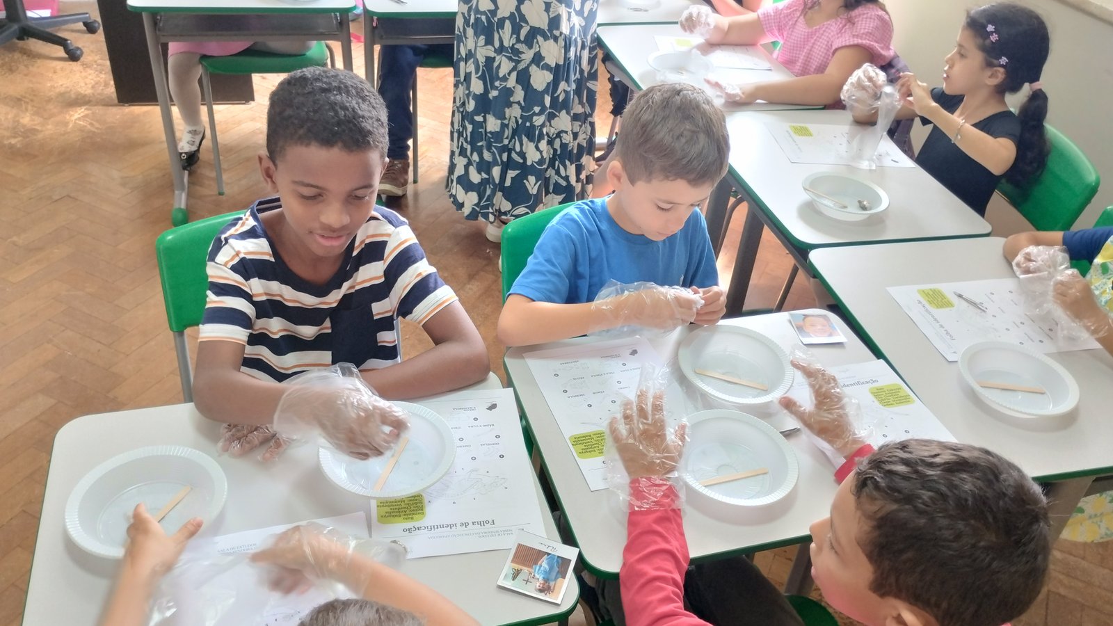 Crianças em atividade prática