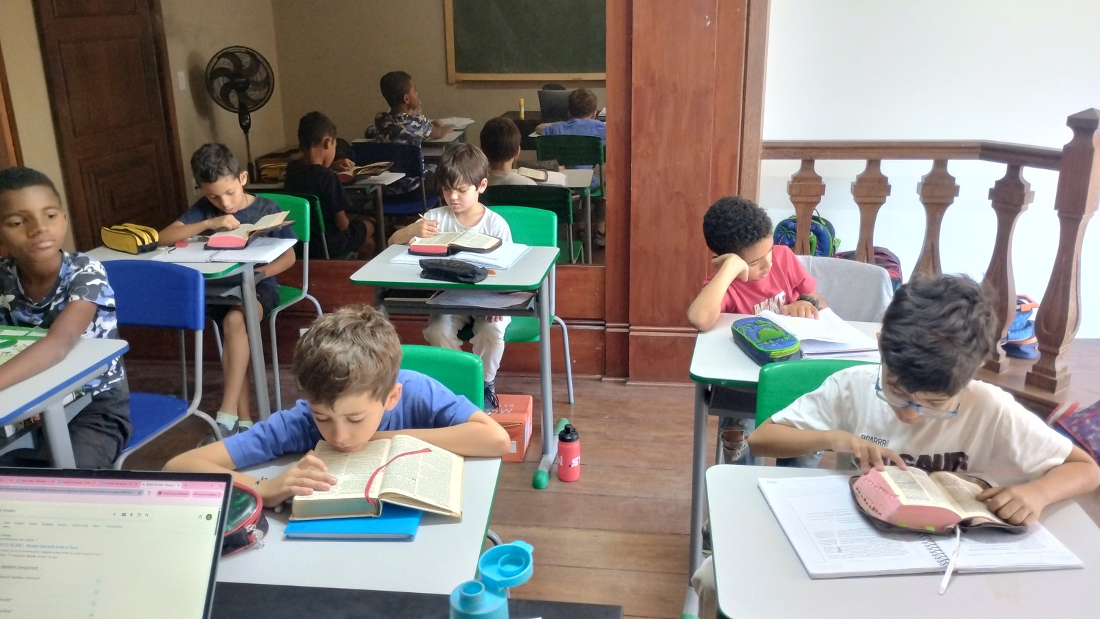 Sala de aula com crianças estudando